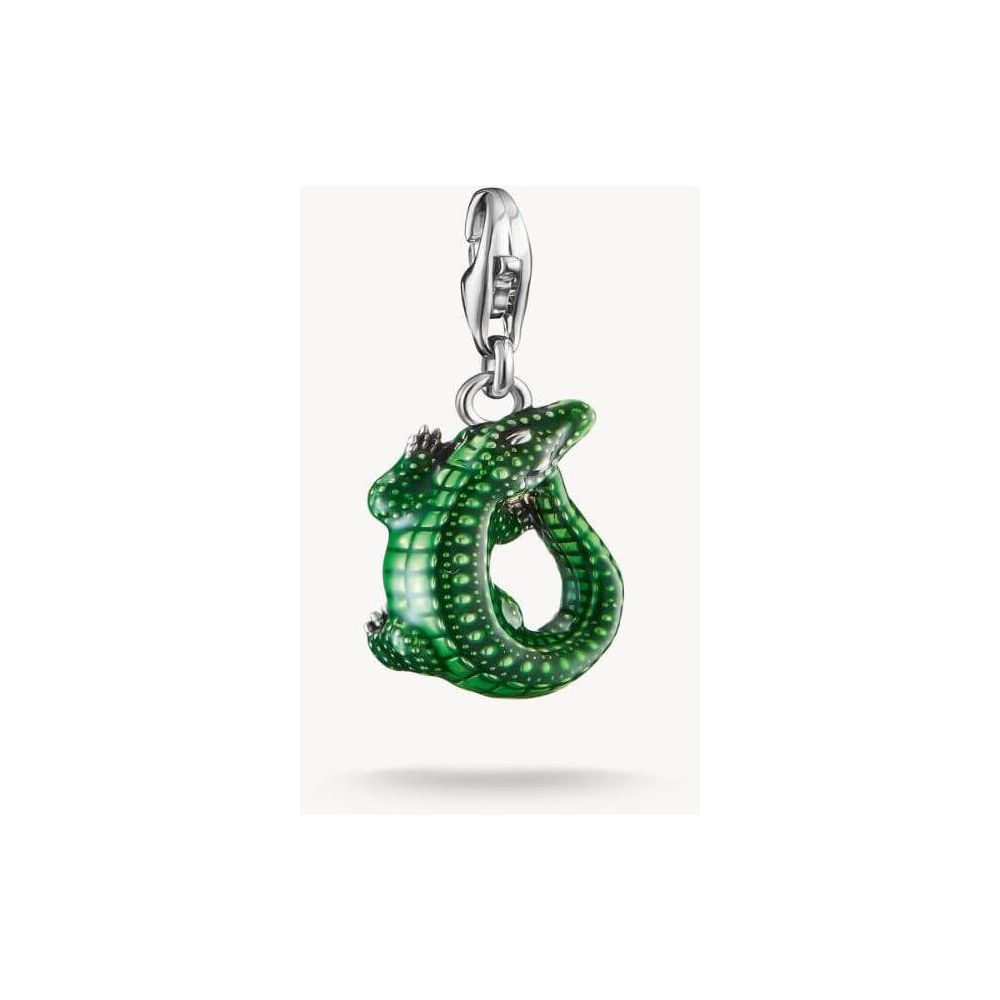 Pendentif charm crocodile en argent recyclé avec émail vert, ajoutant élégance et originalité à votre style.