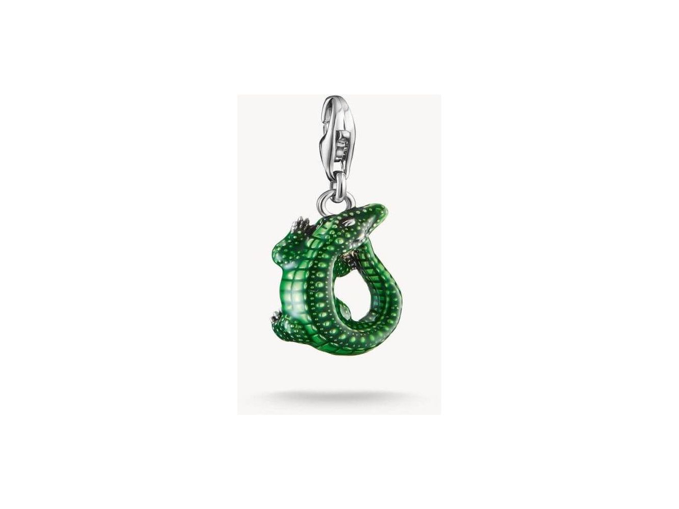 Pendentif charm crocodile en argent recyclé avec émail vert, ajoutant élégance et originalité à votre style.