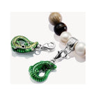 Charm pendant crocodile in green enamel, silver clasp on a beaded bracelet, highlighting elegance and eco-conscious design.