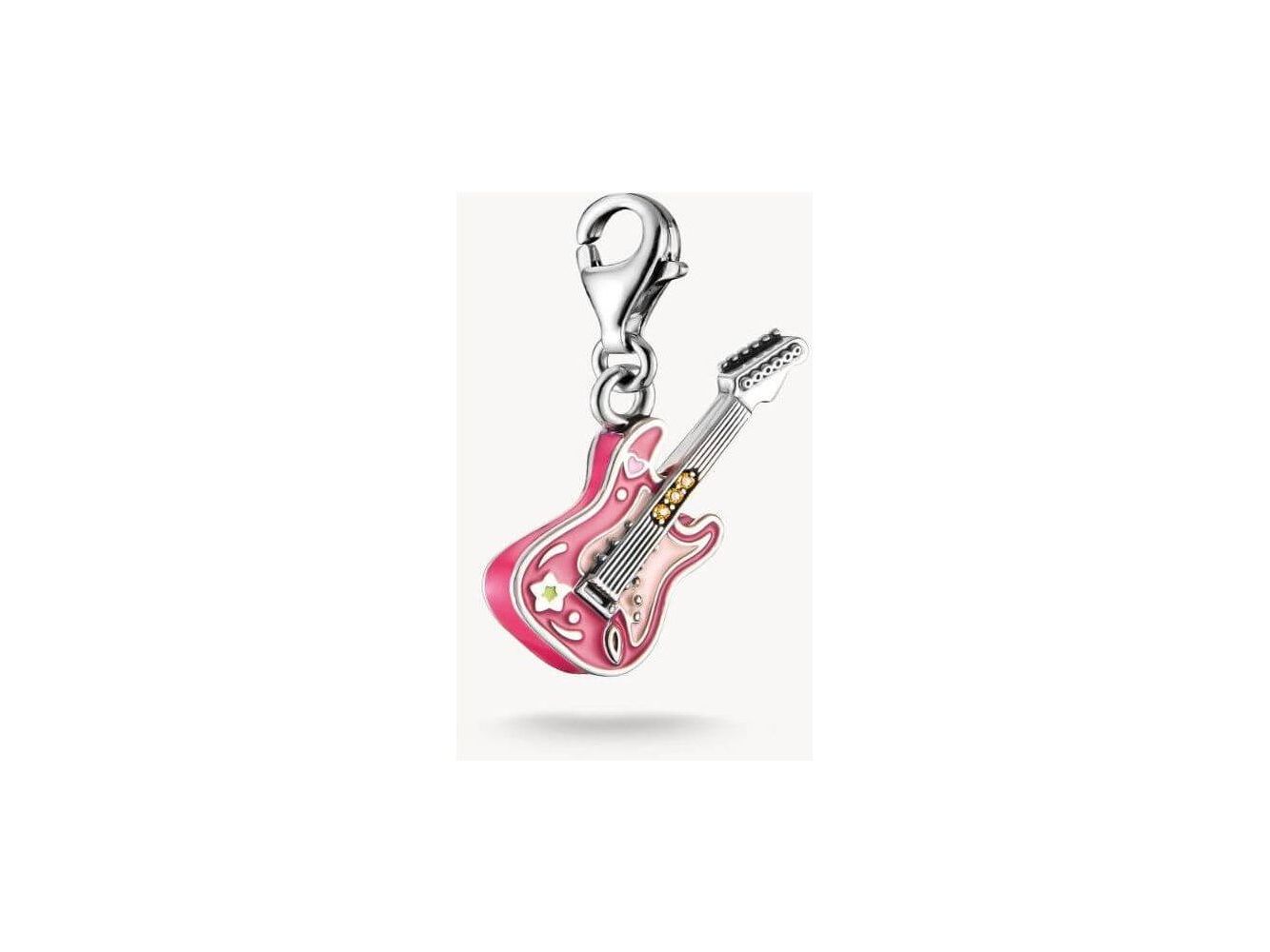 Pendentif charm guitare électrique en argent avec émail coloré et détails raffinés.