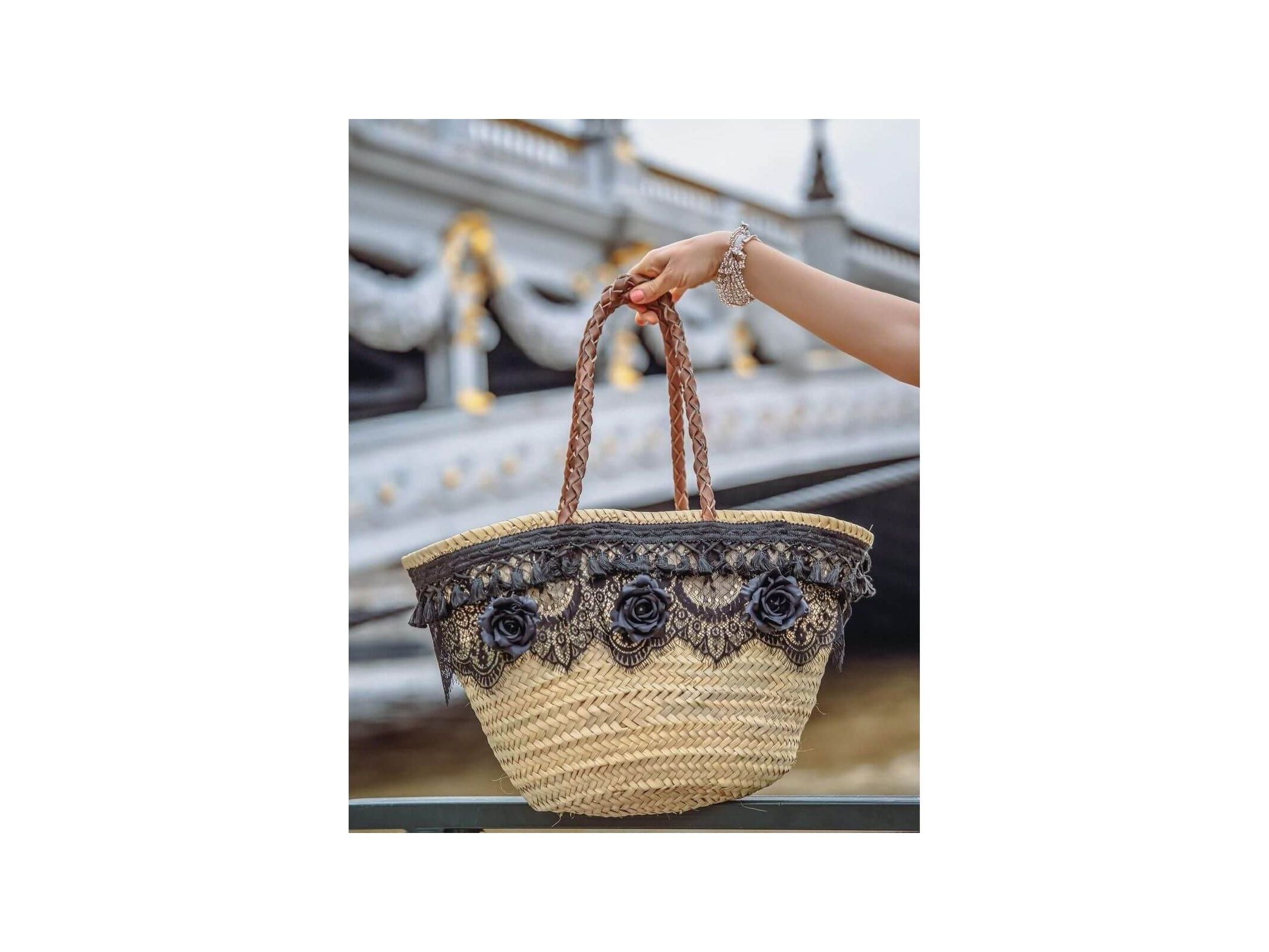 Panier noir élégant avec rose noire, tissé en osier, parfait pour les sorties en ville ou à la plage.