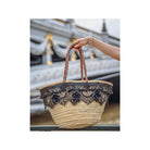 Panier noir élégant avec rose noire, tissé en osier, parfait pour les sorties en ville ou à la plage.