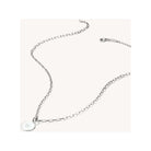 Collier Charm Paperclip en argent recyclé avec chaîne aux maillons ovales et pendentif.