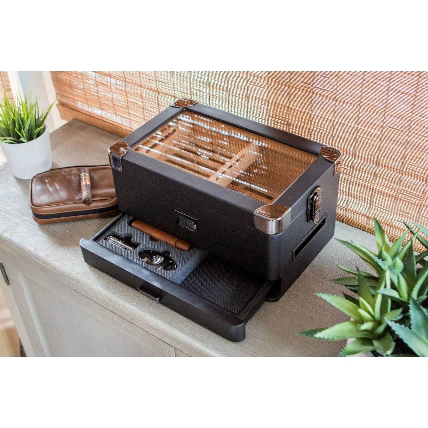 Humidor militaire Black Edition with glass lid and accessories, featuring sleek matte black finish and modern design.