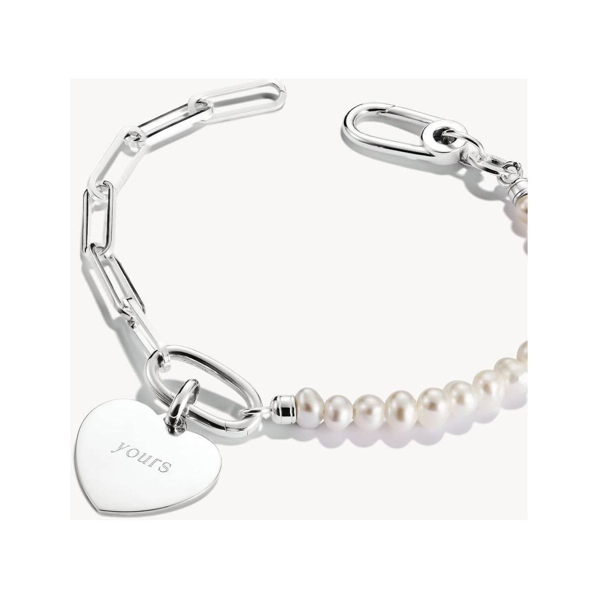 Pendentif charm en argent en forme de cœur avec perles, gravé 'yours', sur bracelet élégant.