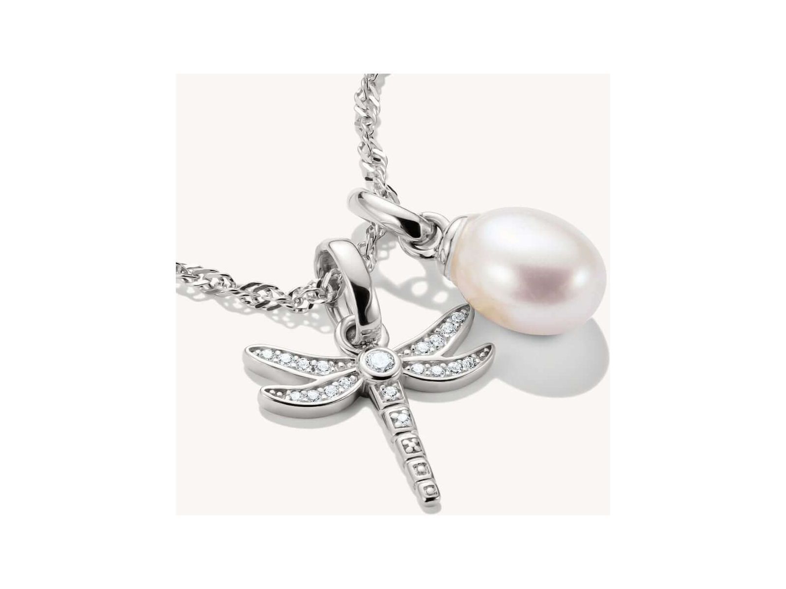 Pendentif charm libellule en argent 925 avec pierres zirconium et perle sur chaîne, design délicat et élégant.