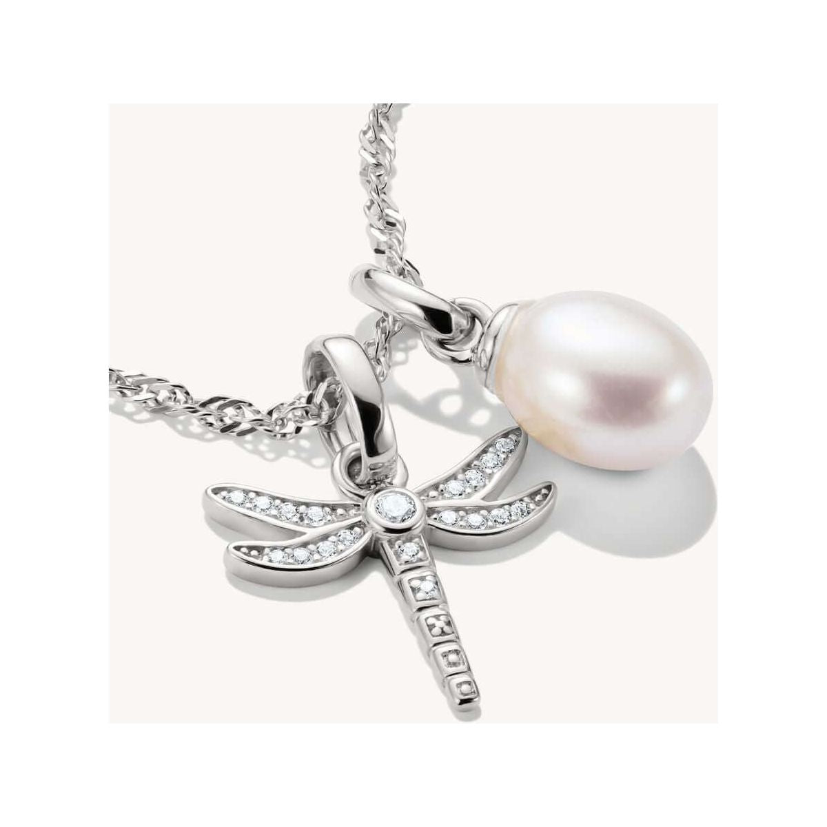 Pendentif charm libellule en argent 925 avec pierres zirconium et perle sur chaîne, design délicat et élégant.