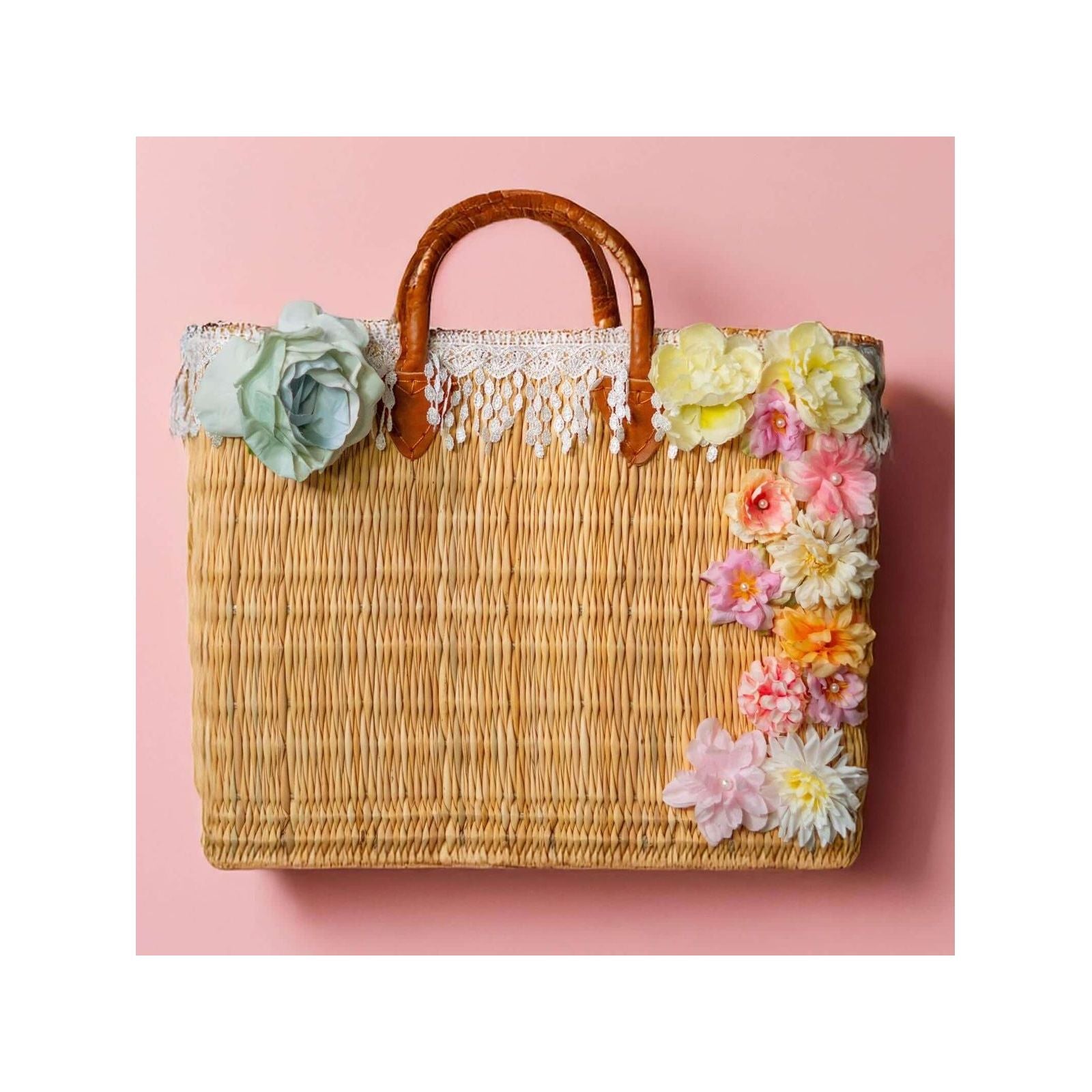 Sac panier décoré de fleurs colorées, élégant et léger, parfait pour sorties estivales.