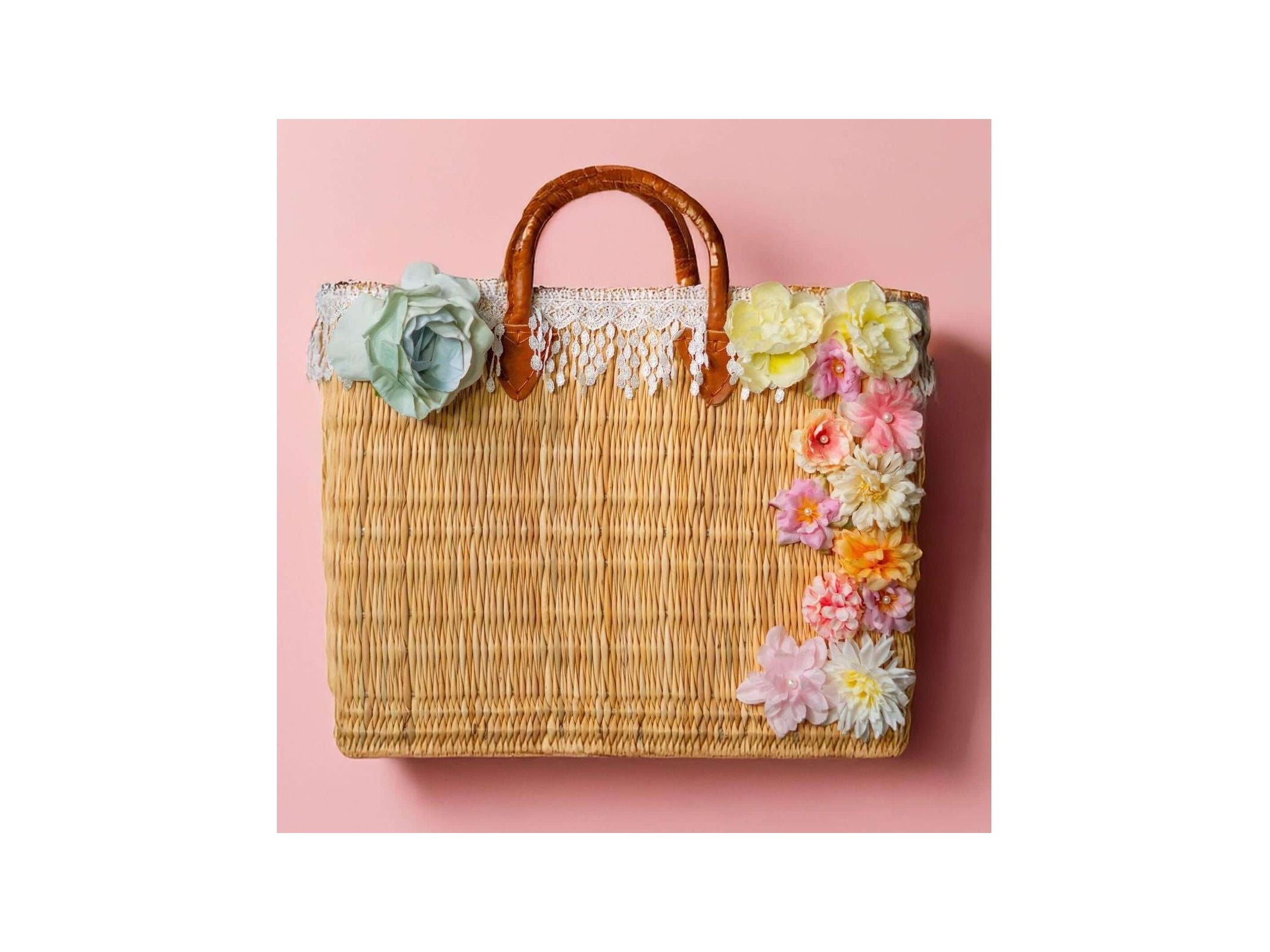 Sac panier décoré de fleurs colorées, élégant et léger, parfait pour sorties estivales.