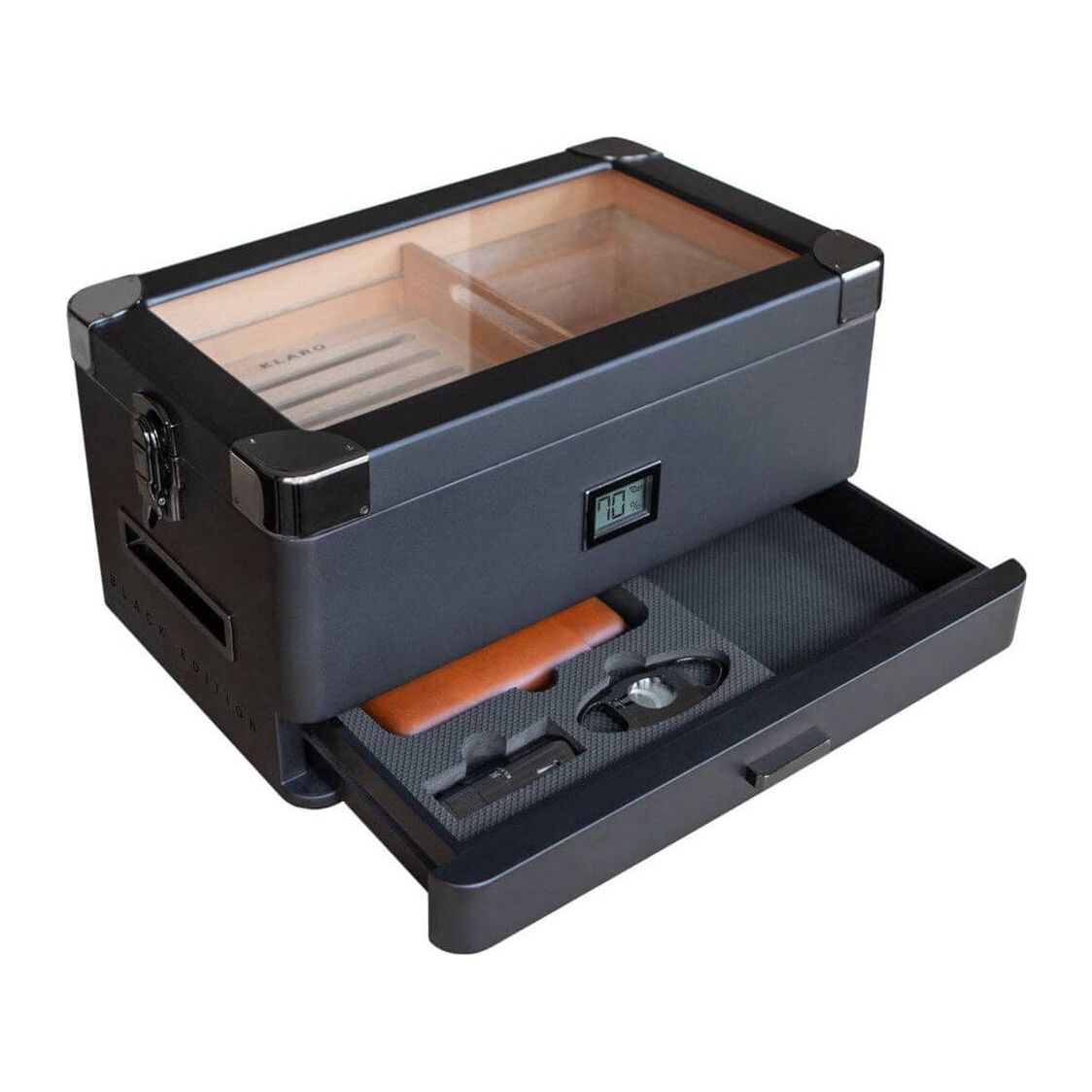 Humidor militaire Black Edition, cave à cigares en noir mat avec système de rangement et humidificateur intégré.