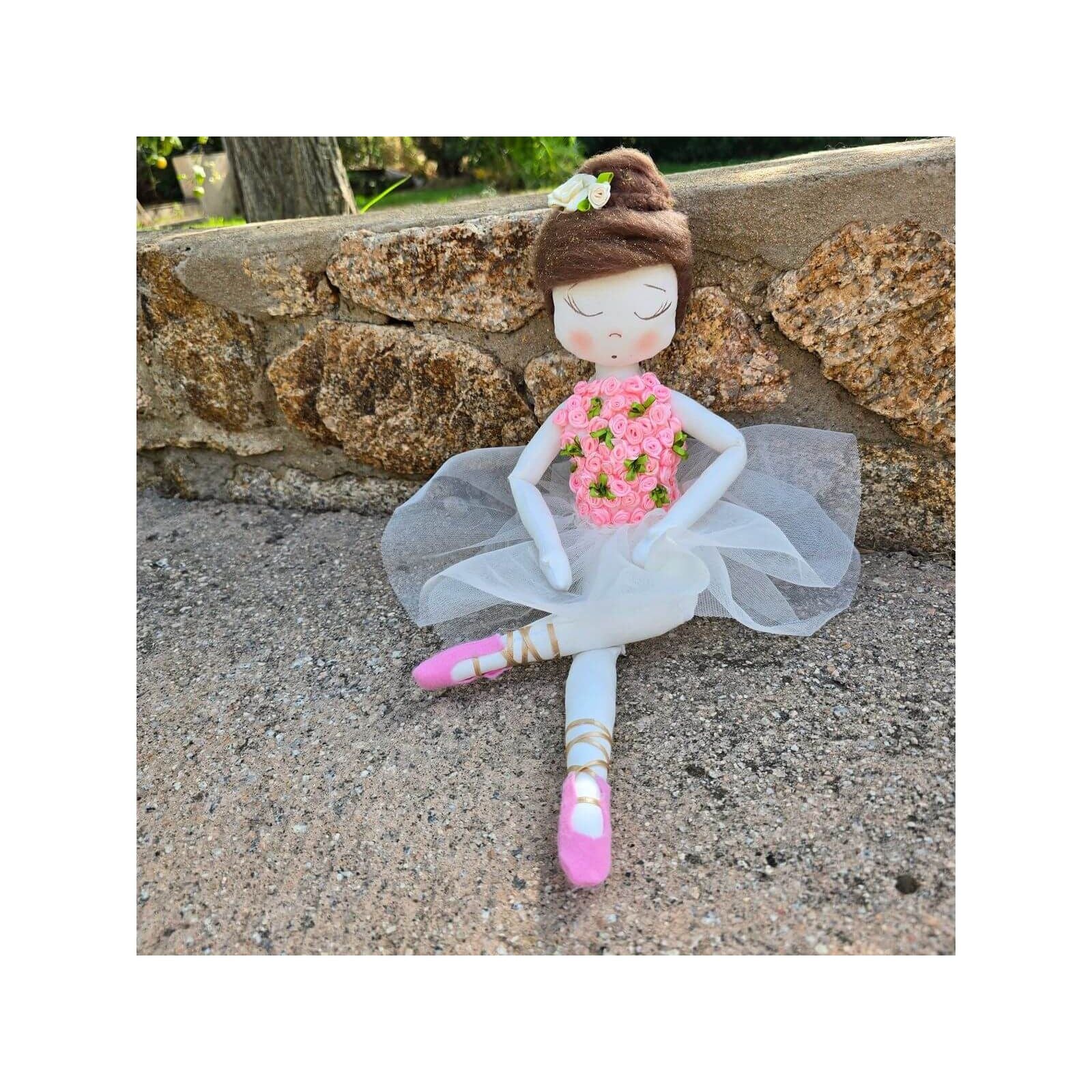 Poupée Ballerine en chiffon doux, ornée de roses délicates, parfaite pour décoration ou cadeau.