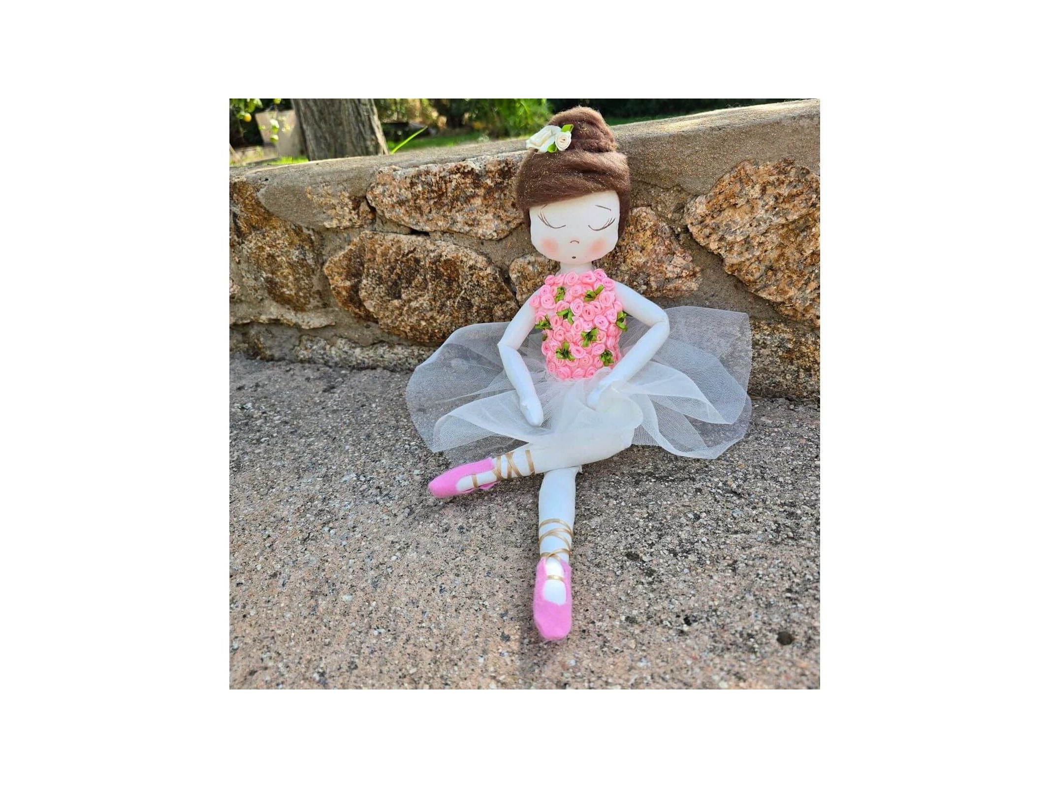 Poupée Ballerine en chiffon doux, ornée de roses délicates, parfaite pour décoration ou cadeau.