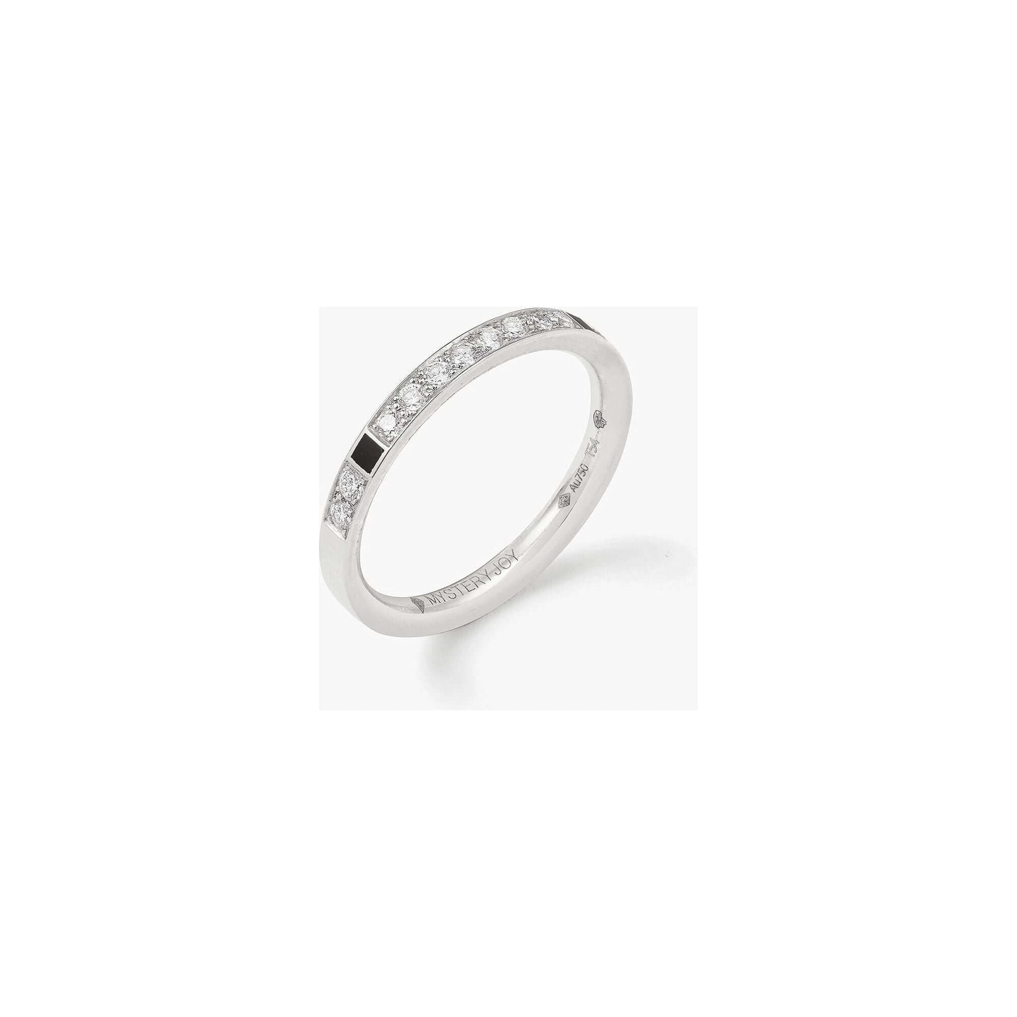 Alliance onirique en or blanc 18cts ornée de diamants, motif damier noir et blanc évoquant les astres.