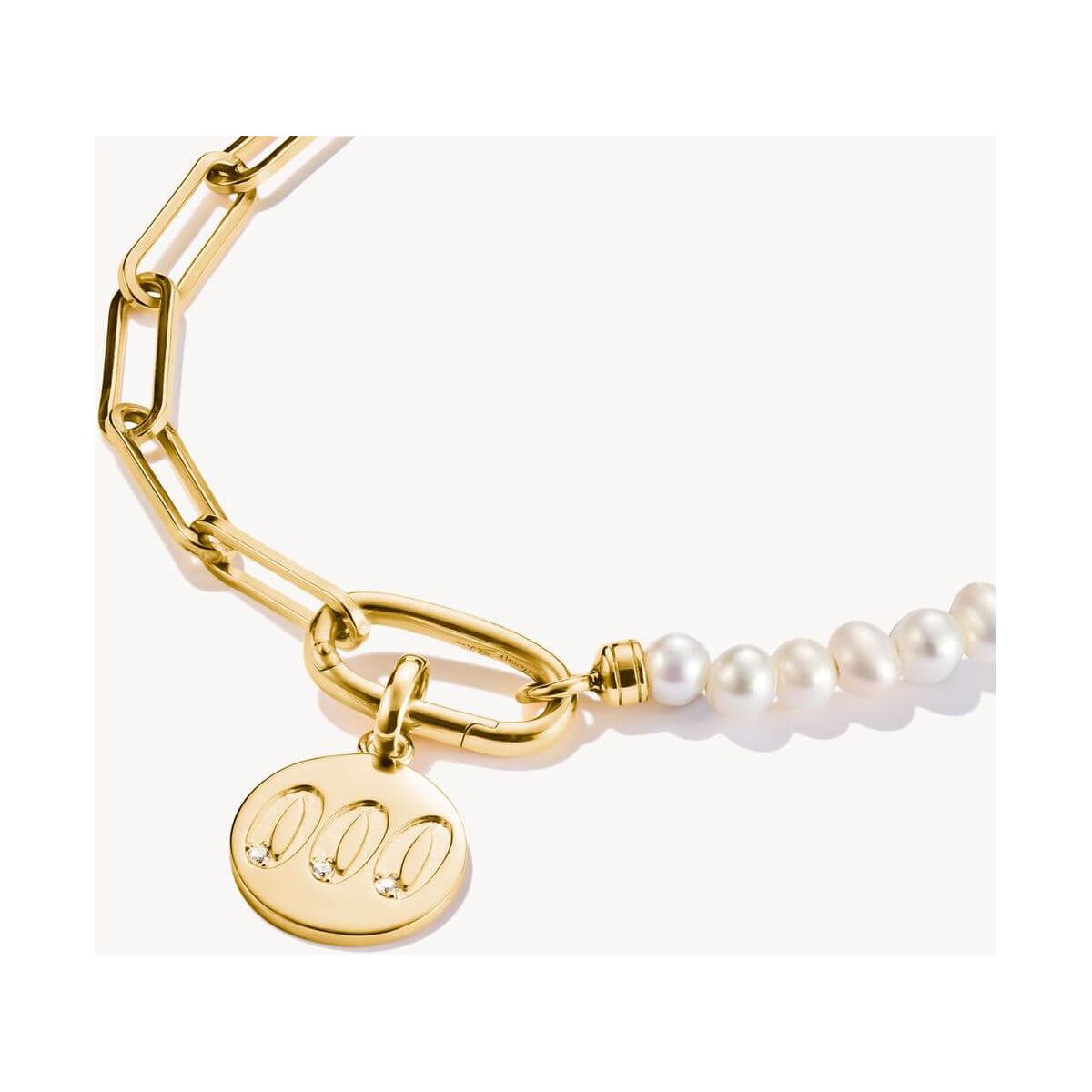 Pendentif charm numéro angélique 000 en plaqué or et perles blanches, symbole de nouveaux départs.