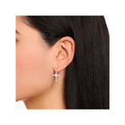Boucles d'oreilles Croix en argent noirci avec perles et zirconiums, look vintage, portées par une femme.