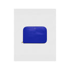 La Pochette Claude: blue waterproof laptop pouch with gold zipper, minimalistic design and durable PVC fabric.
