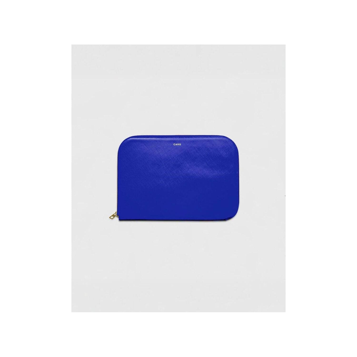 La Pochette Claude: blue waterproof laptop pouch with gold zipper, minimalistic design and durable PVC fabric.