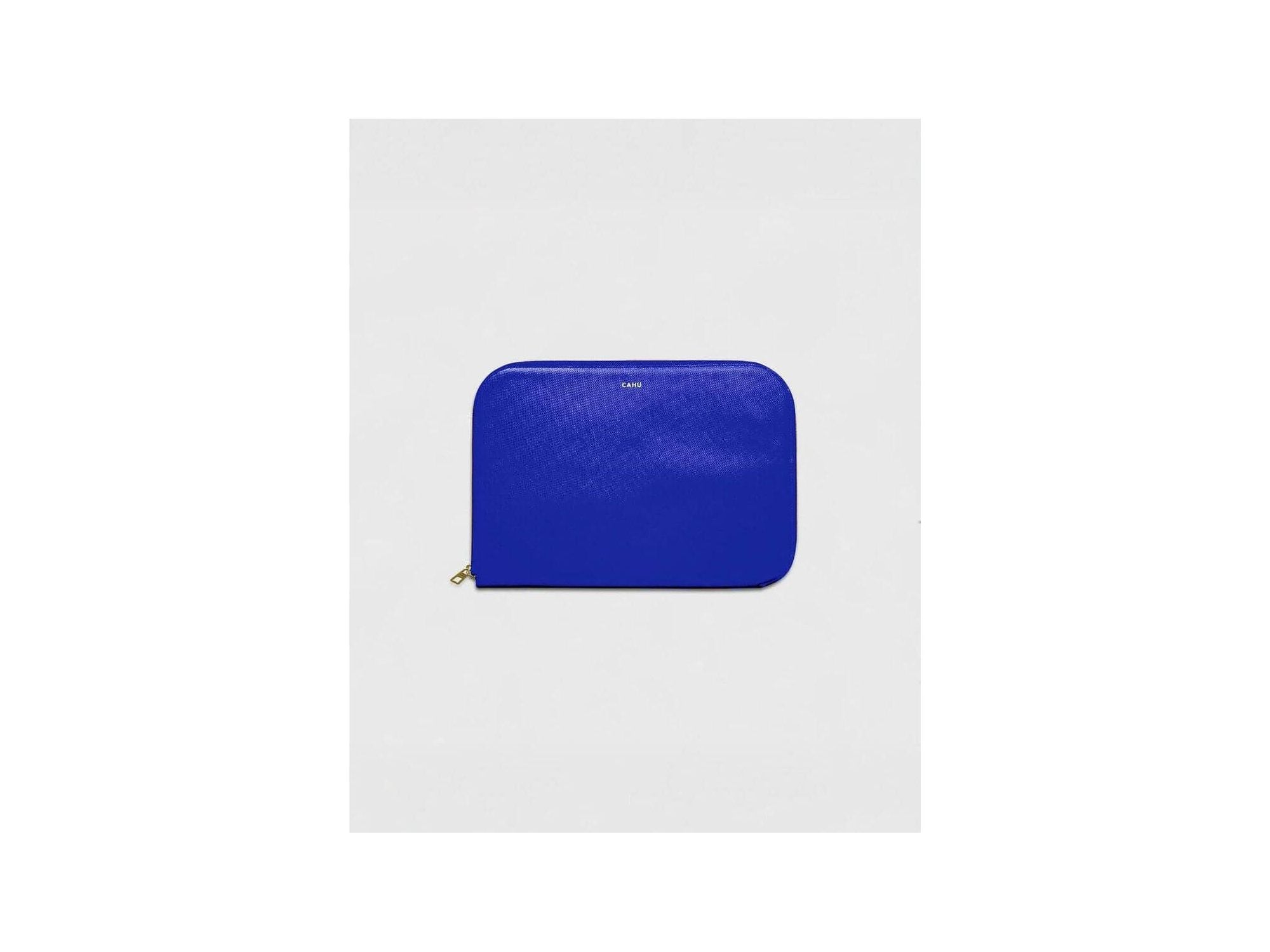 La Pochette Claude: blue waterproof laptop pouch with gold zipper, minimalistic design and durable PVC fabric.