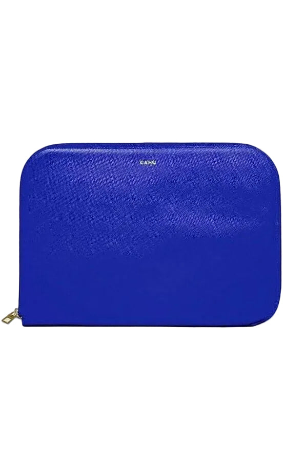 La Pochette Claude: blue waterproof laptop pouch with gold zipper, minimalistic design and durable PVC fabric.