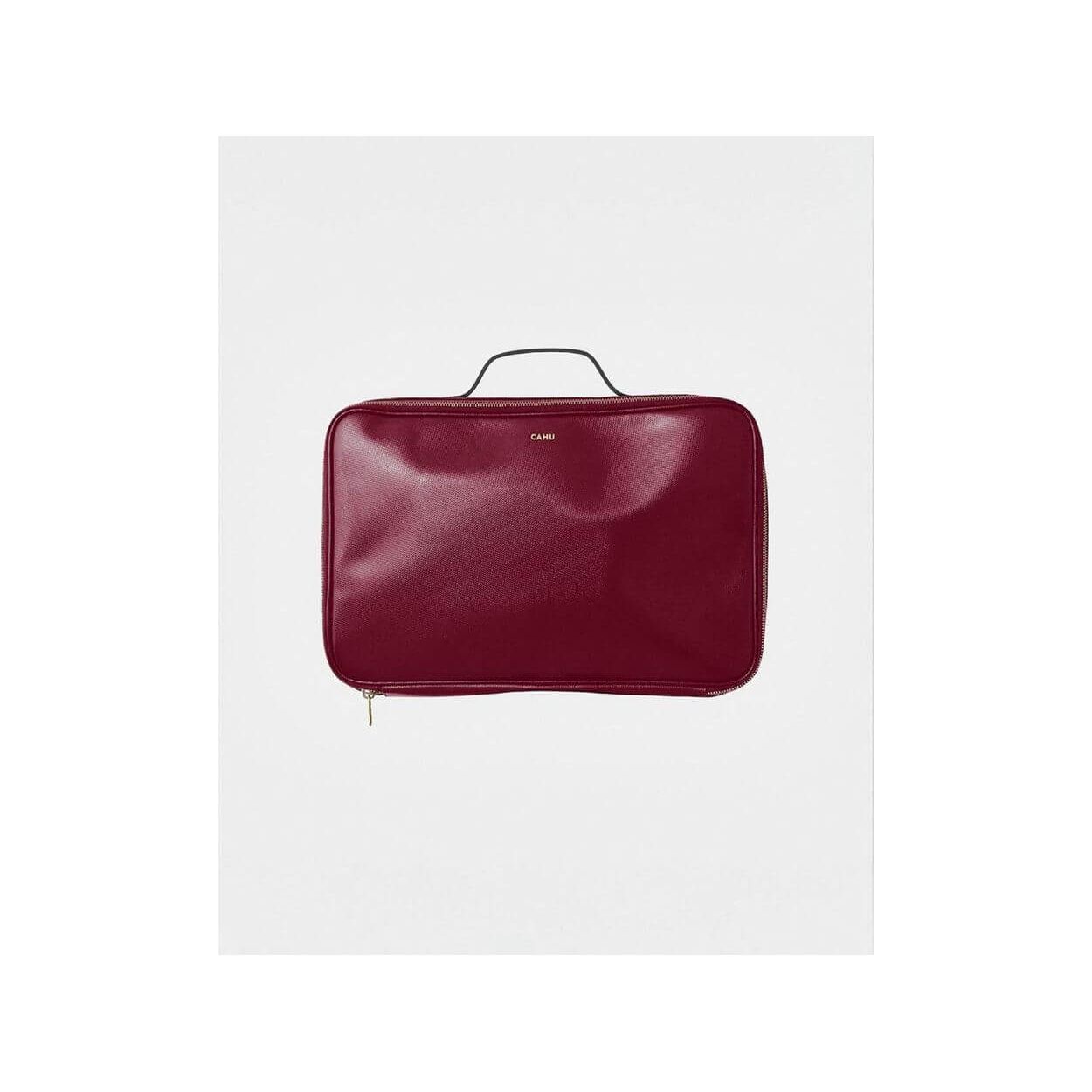 La Maxi Pochette Claude, élégante pochette d'ordinateur rouge en PVC imperméable avec fermeture éclair dorée.