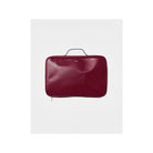 La Maxi Pochette Claude, élégante pochette d'ordinateur rouge en PVC imperméable avec fermeture éclair dorée.