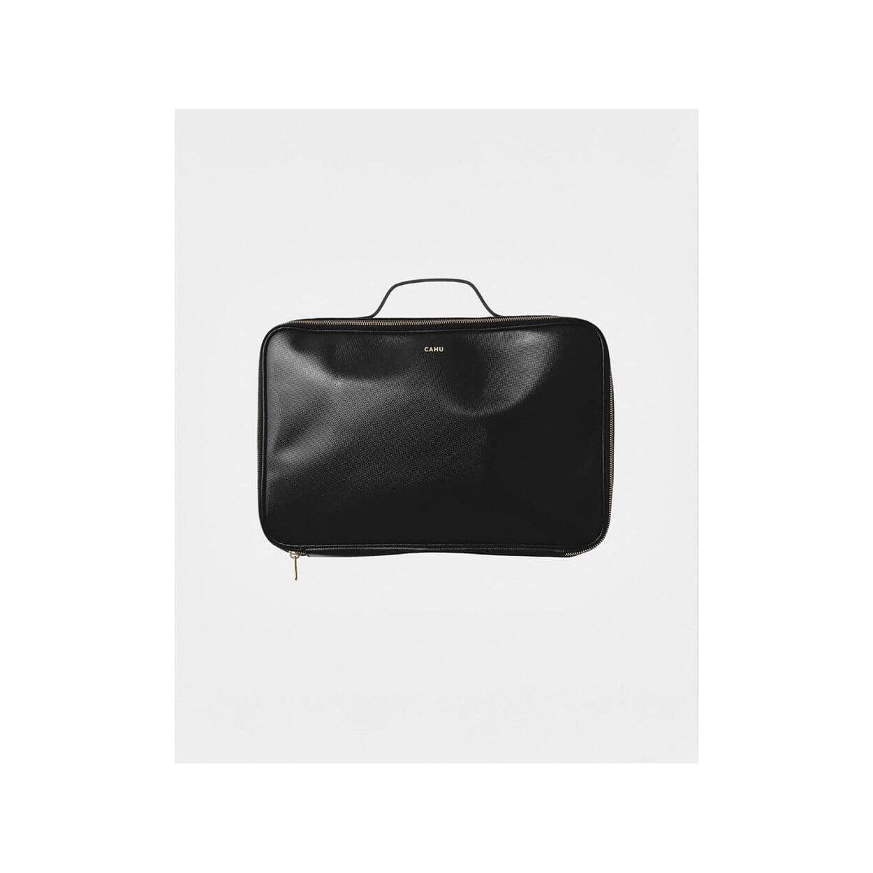 La Maxi Pochette Claude, élégante pochette en toile PVC imperméable, fermeture éclair dorée, parfaite pour ordinateur 13 pouces.