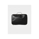 La Maxi Pochette Claude, élégante pochette en toile PVC imperméable, fermeture éclair dorée, parfaite pour ordinateur 13 pouces.