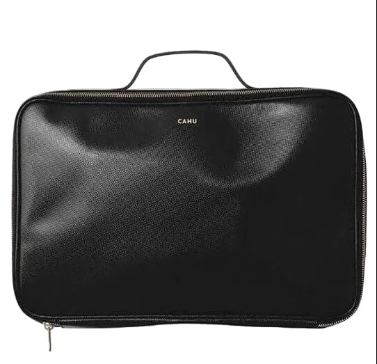 La Maxi Pochette Claude, élégante pochette en toile PVC imperméable, fermeture éclair dorée, parfaite pour ordinateur 13 pouces.