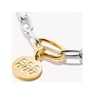Pendentif charm rond plaqué or avec numéro angélique 555 et pierres en zirconium, sur bracelet en argent.