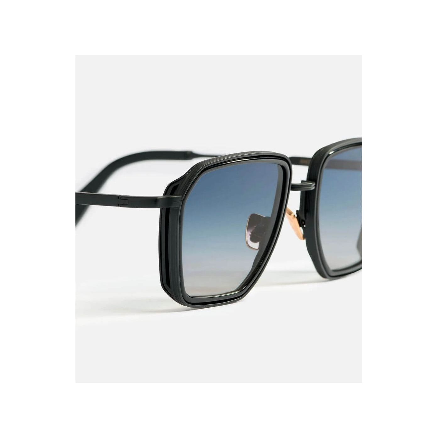 Stylish André 2 sunglasses, featuring a sleek square frame and gradient lenses, perfect for summer outings.