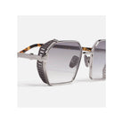 Lunettes de soleil Dennis C423, monture géométrique en acier inoxydable et titane, design robuste, verres dégradés.