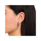 Boucles d'oreilles Croix Cross Romance noir argent sur modèle, avec perle de culture et zirconium noir et blanc.
