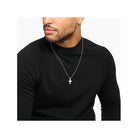 Homme portant un pendentif croix en argent 925 sur une chaîne, style minimaliste et élégant.