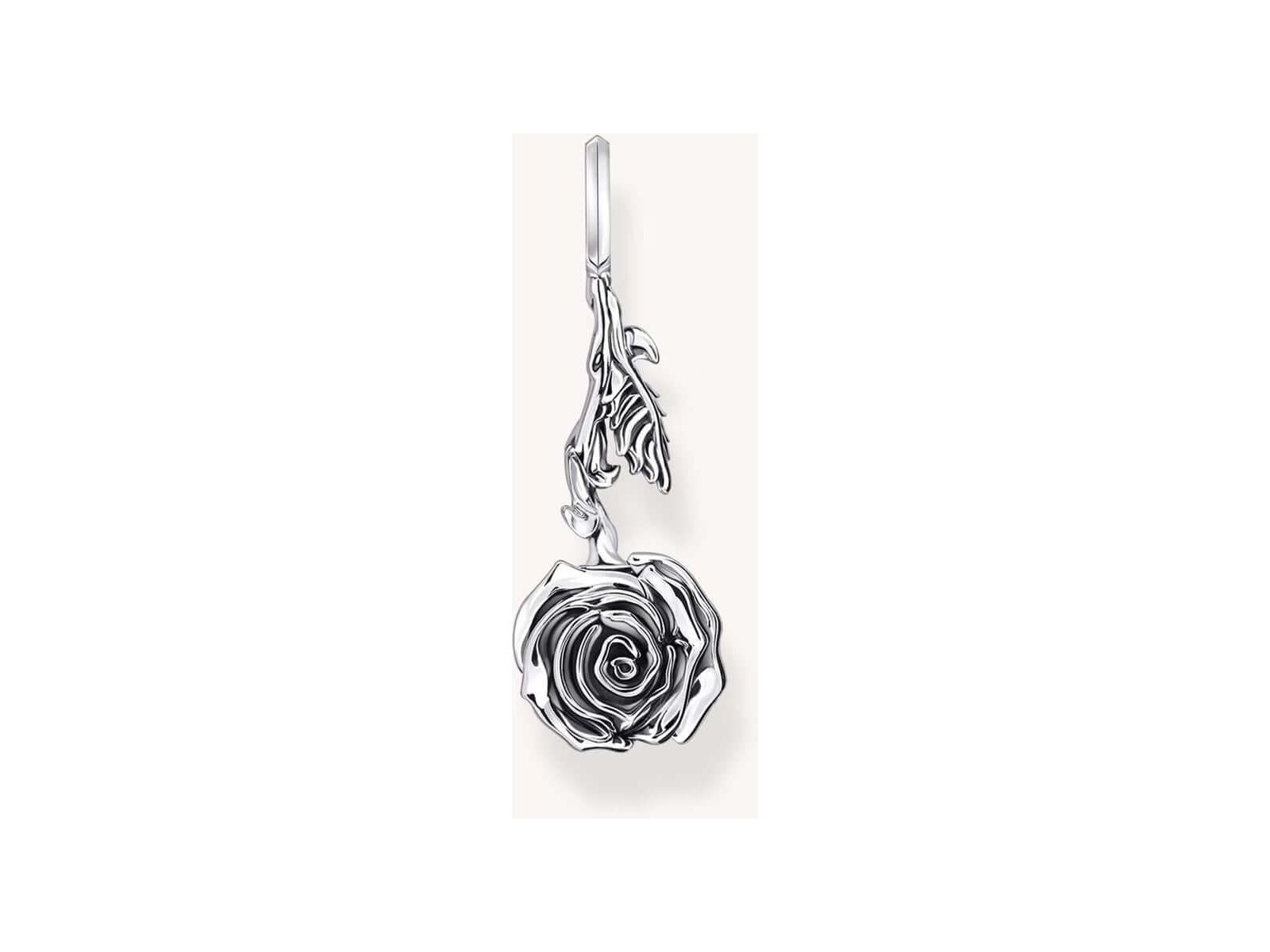 Pendentif Midnight Rose en argent recyclé, détaillé, inspiré de la rose, symbole de rébellion et d'amour.