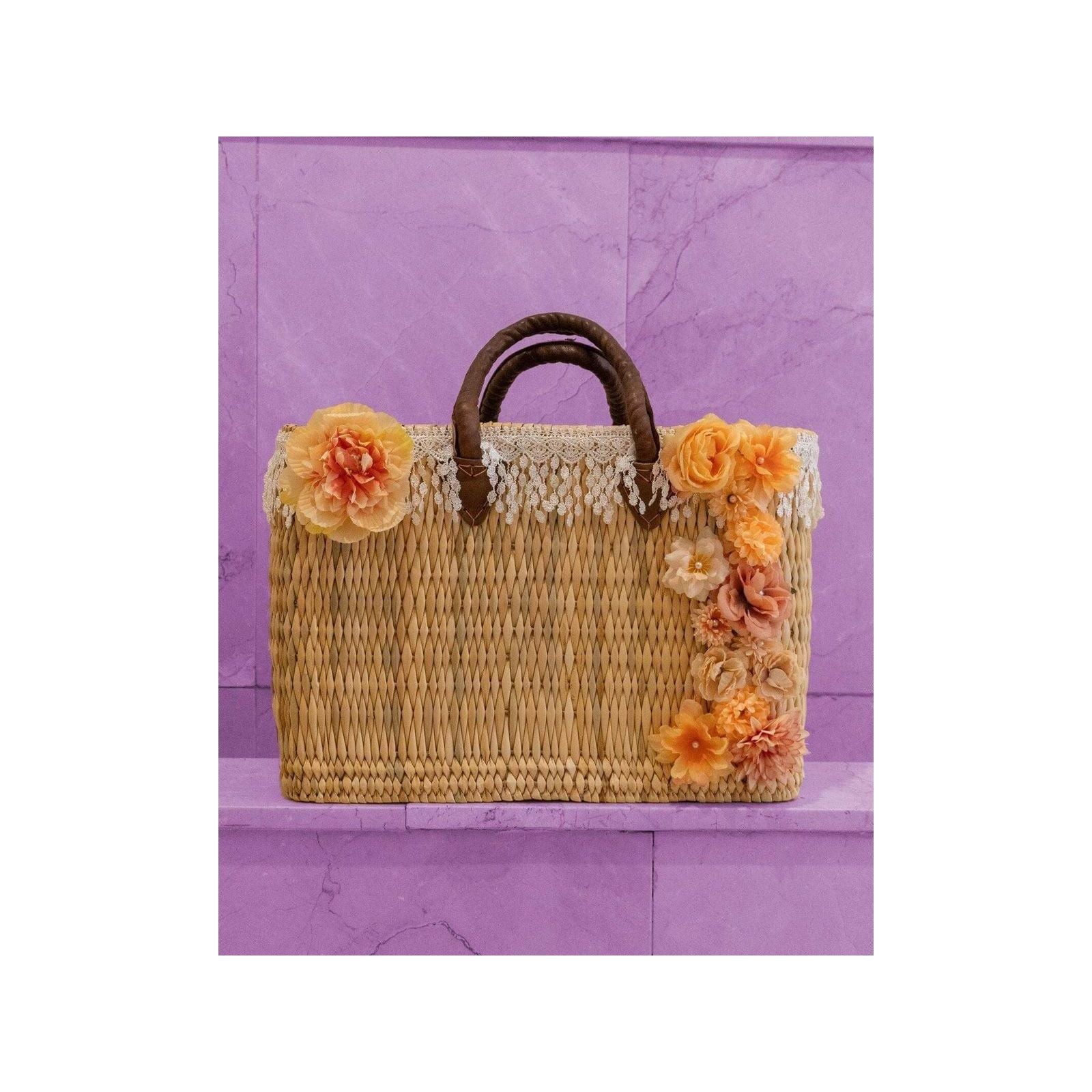 Panier en osier décoré de fleurs colorées, idéal pour un look tendance et naturel, parfait pour les sorties estivales.