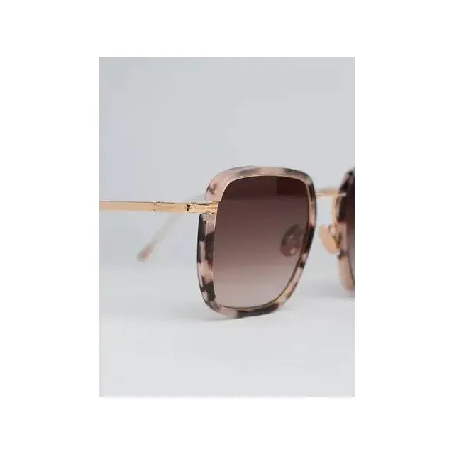 Lunettes de soleil Whitney C140 avec monture rose tortoise et détails en or rose, chic et protectrices.
