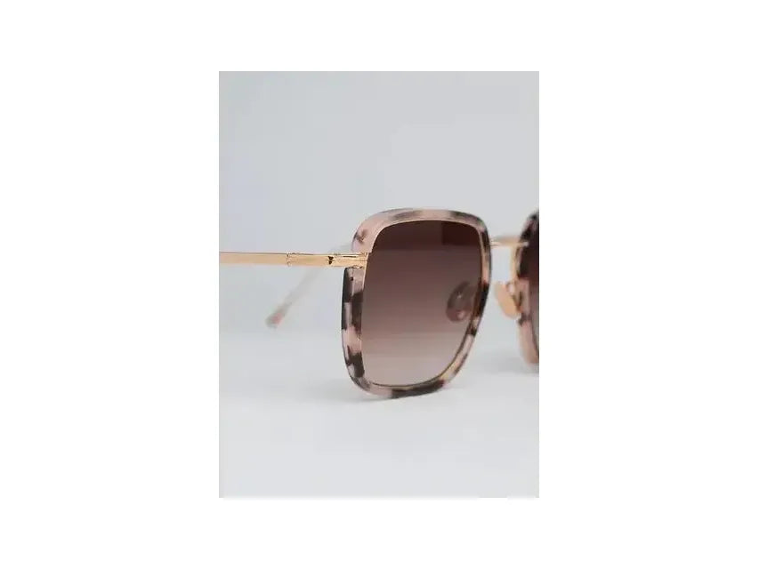 Lunettes de soleil Whitney C140 avec monture rose tortoise et détails en or rose, chic et protectrices.