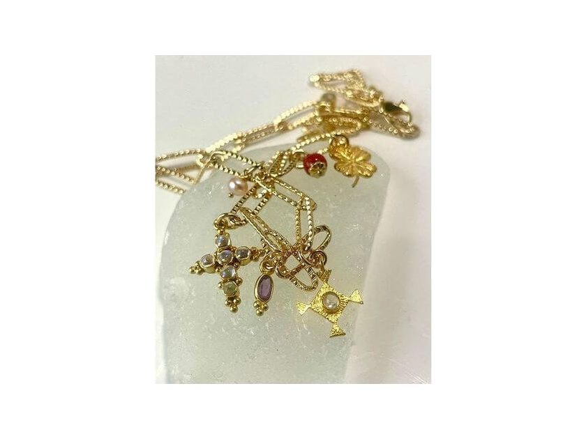 Collier Mystique en plaqué or 24 carats avec pendentifs colorés, symbolisant la beauté de la Corse.