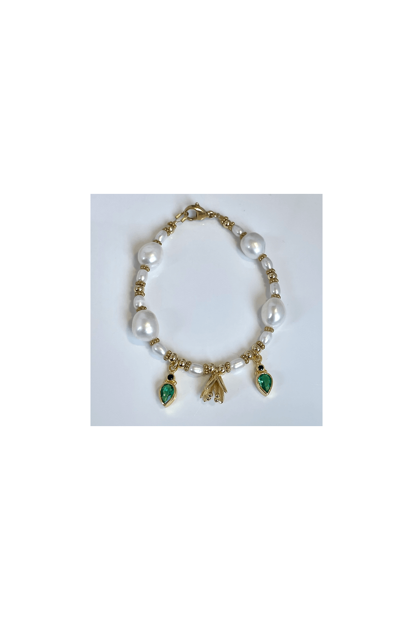 Bracelet Jardin featuring pearls, green apatite, and onyx, with a delicate 24-carat gold flower charm.