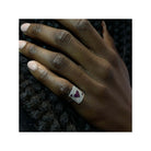 Hand wearing the Bague Pinkie Lovely Âme ring featuring a heart design, showcasing its elegant craftsmanship.