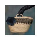 Panier noir petit format avec rose noire décorative, élégant et chic pour les tenues quotidiennes.