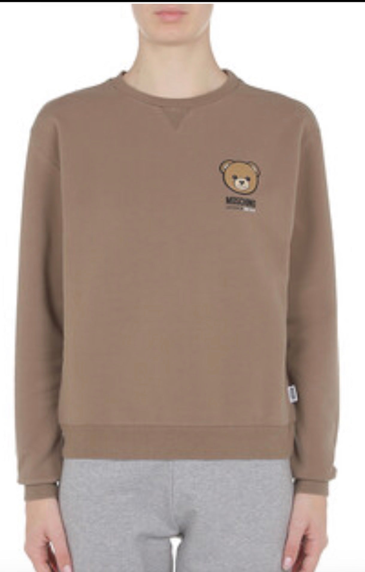 Sweatshirt col rond Moschino actif avec motif ours sur fond brun, coupe classique et confortable.