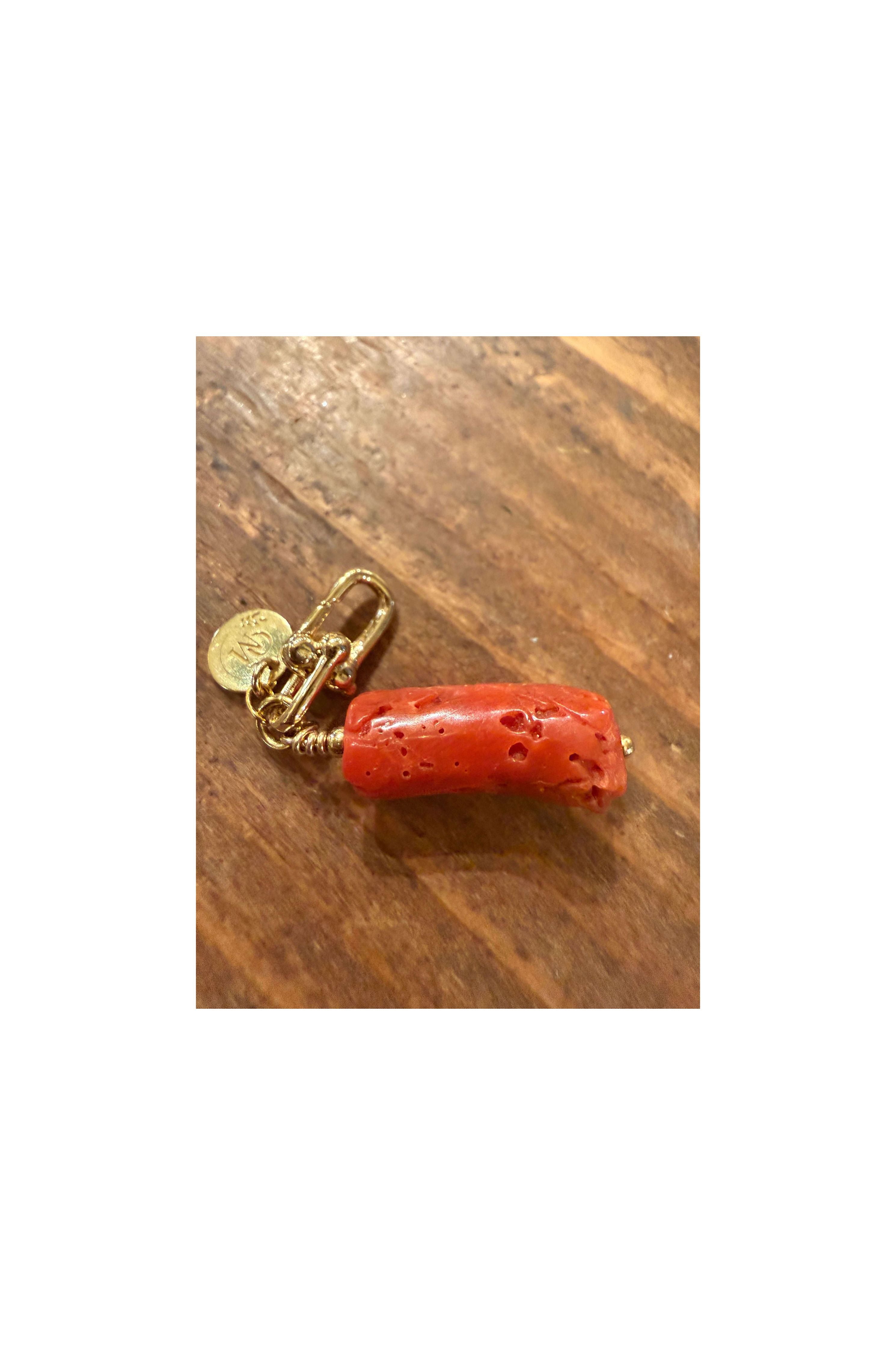 Pendentif corail brut de la mer Méditerranée, pièce unique en corail naturel teinté rose et orange.