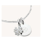 Pendentif charm en argent recyclé avec trèfle à quatre feuilles et pierres blanches en zirconium, symbolisant chance et élégance.