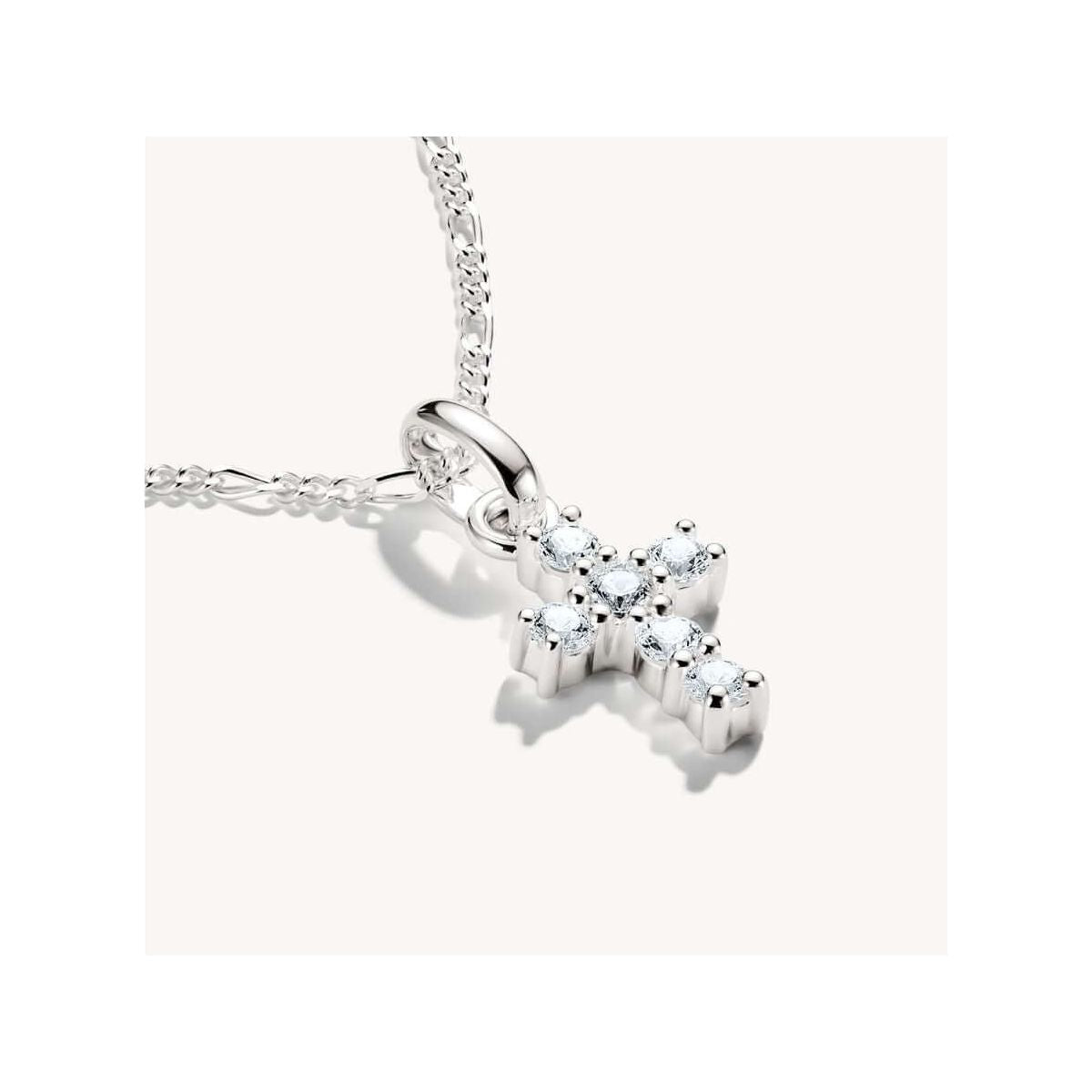 Pendentif charm croix en argent 925 avec zirconium blanc, élégant et moderne, sur chaîne.