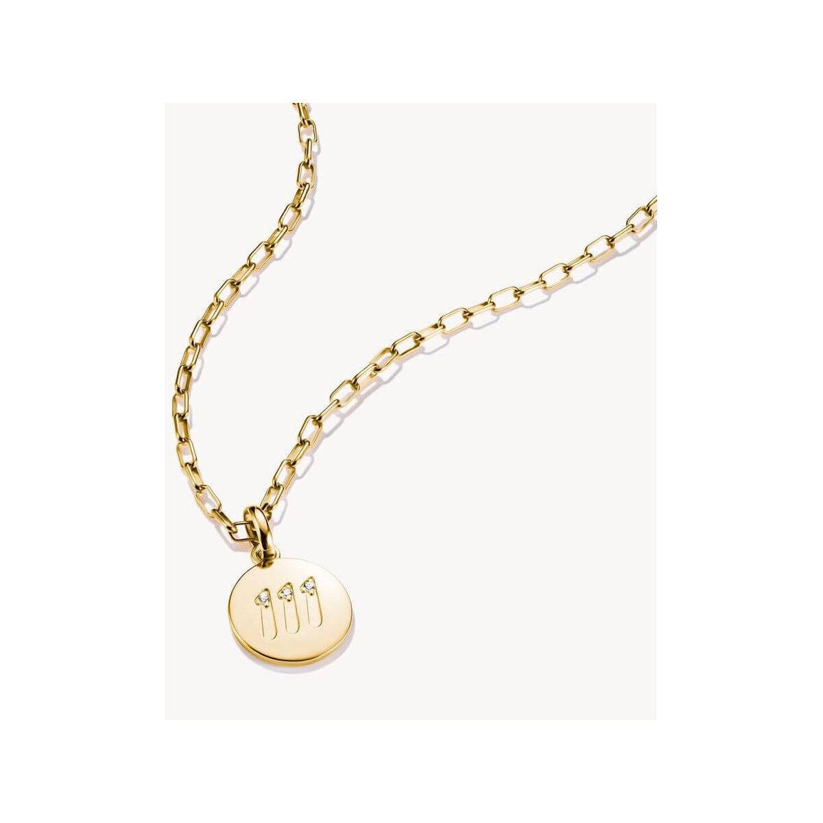 Pendentif charm numéro angélique 111 en plaqué or avec trois pierres blanches en zirconium sur chaîne dorée.