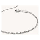Élégant bracelet charm en argent 925 avec filigrane en spirale, réglable pour un ajustement parfait.