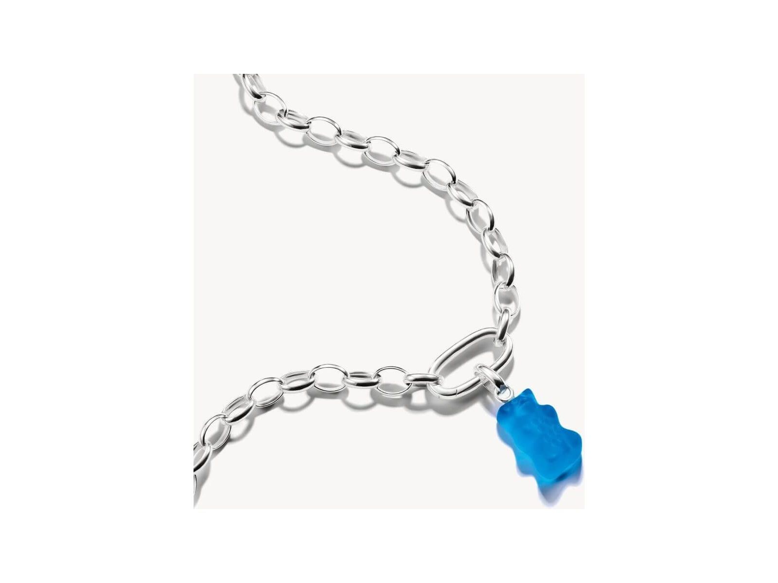 Pendentif charm Ours d'Or en cristal bleu sur chaîne en argent recyclé, élégant et joyeux.