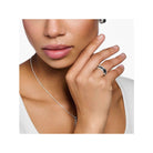 Femme portant une bague ruban en argent avec pierres noires, mettant en valeur son élégance et son style.