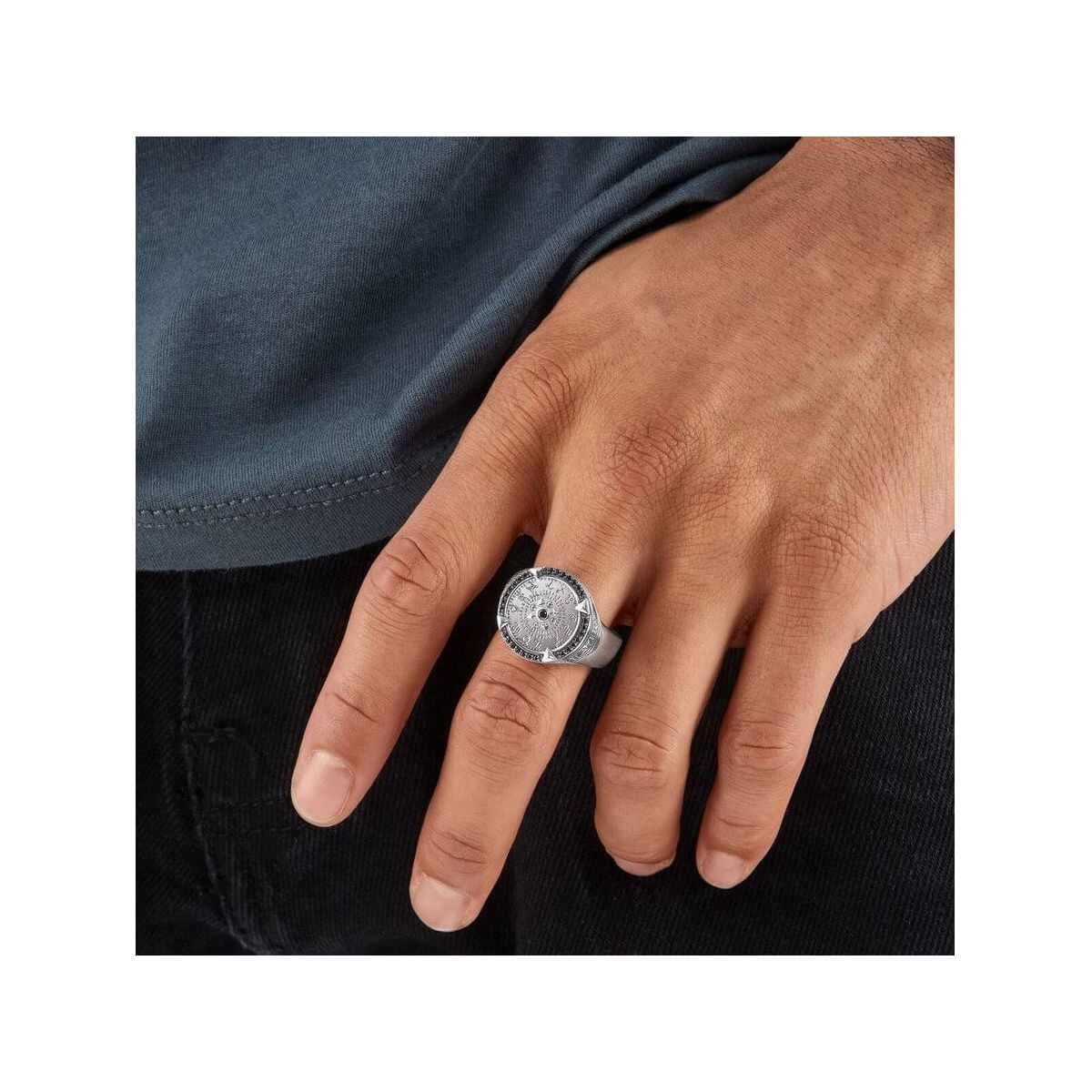 Bague Elements of Nature argent sur main masculine, design avec signes du zodiaque et gravures des éléments.